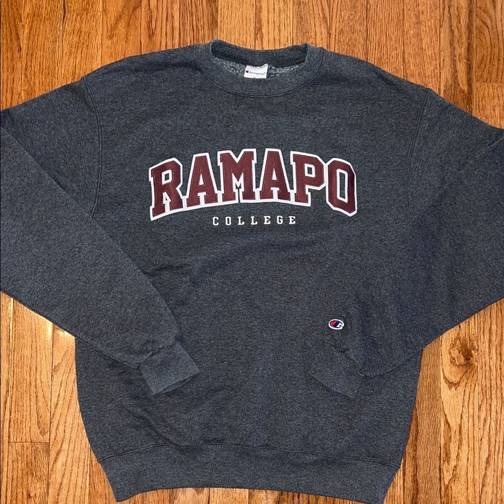 Champion Ramapo College Grey Crewneck Sweatshirt Men’s Size Medium